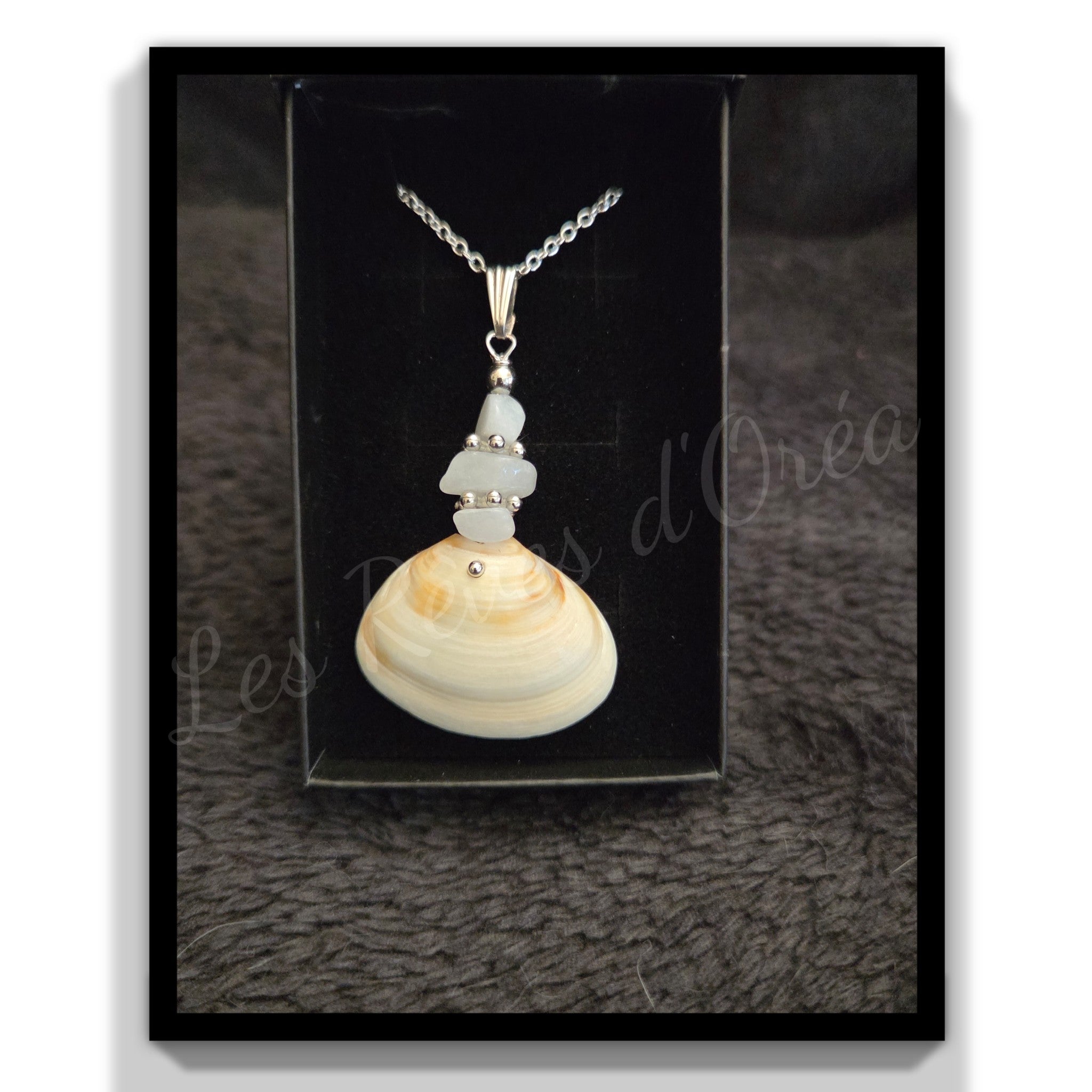 🐚 Océalia 🐚
Parure coquillage & pierres naturelles.  Un bijou né de l’océan… doux, lumineux et chargé de magie.