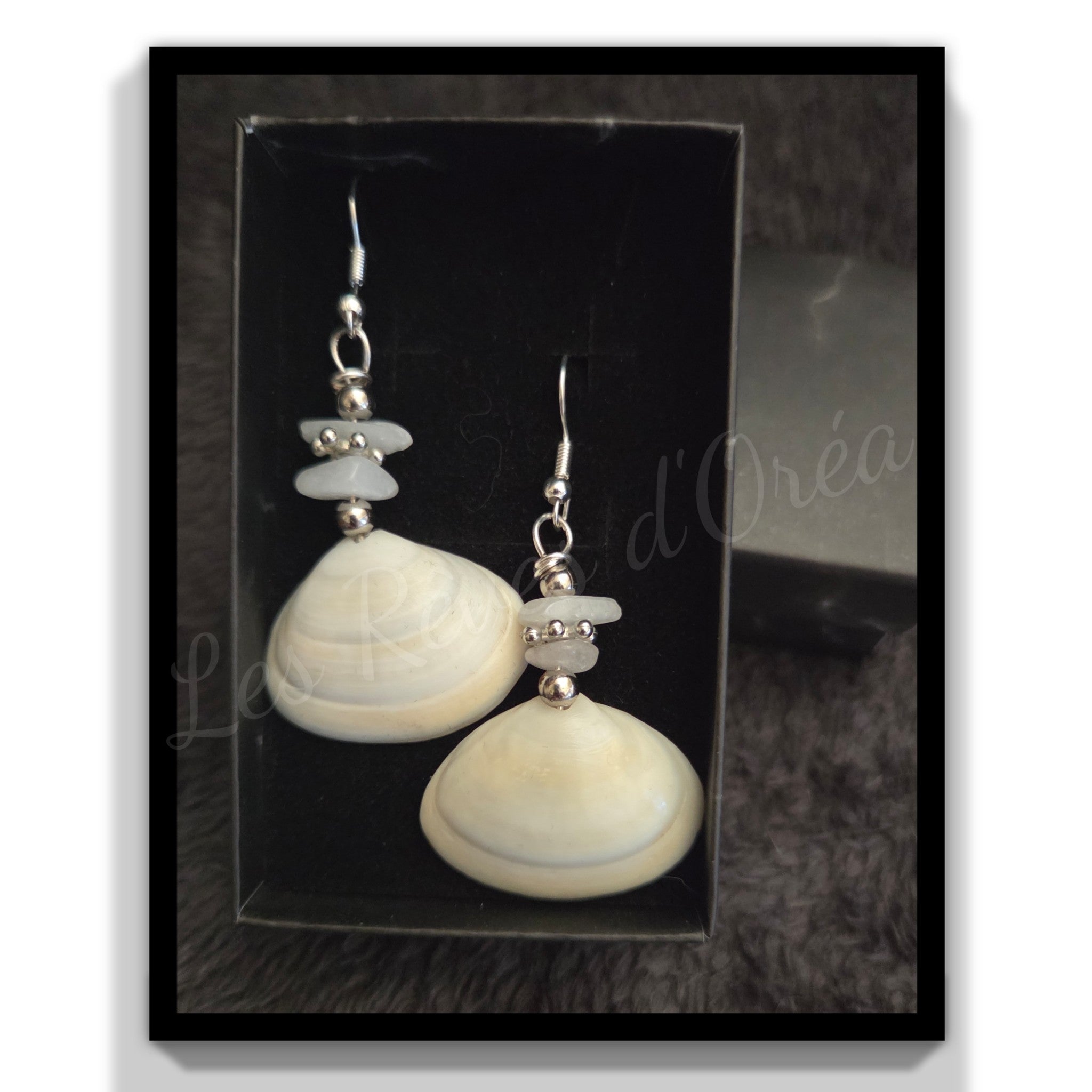 🐚 Océalia 🐚
Parure coquillage & pierres naturelles.  Un bijou né de l’océan… doux, lumineux et chargé de magie.