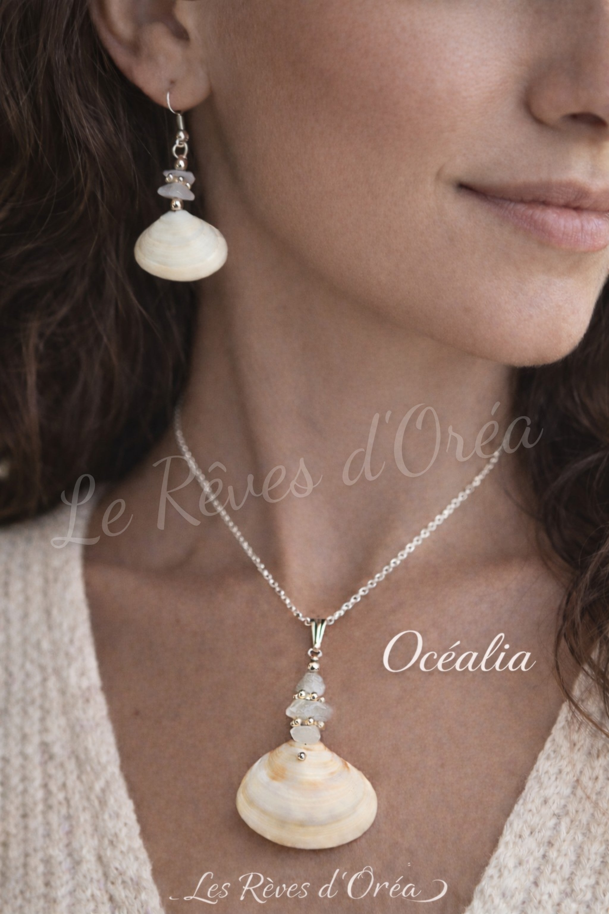 🐚 Océalia 🐚
Parure coquillage & pierres naturelles.  Un bijou né de l’océan… doux, lumineux et chargé de magie.