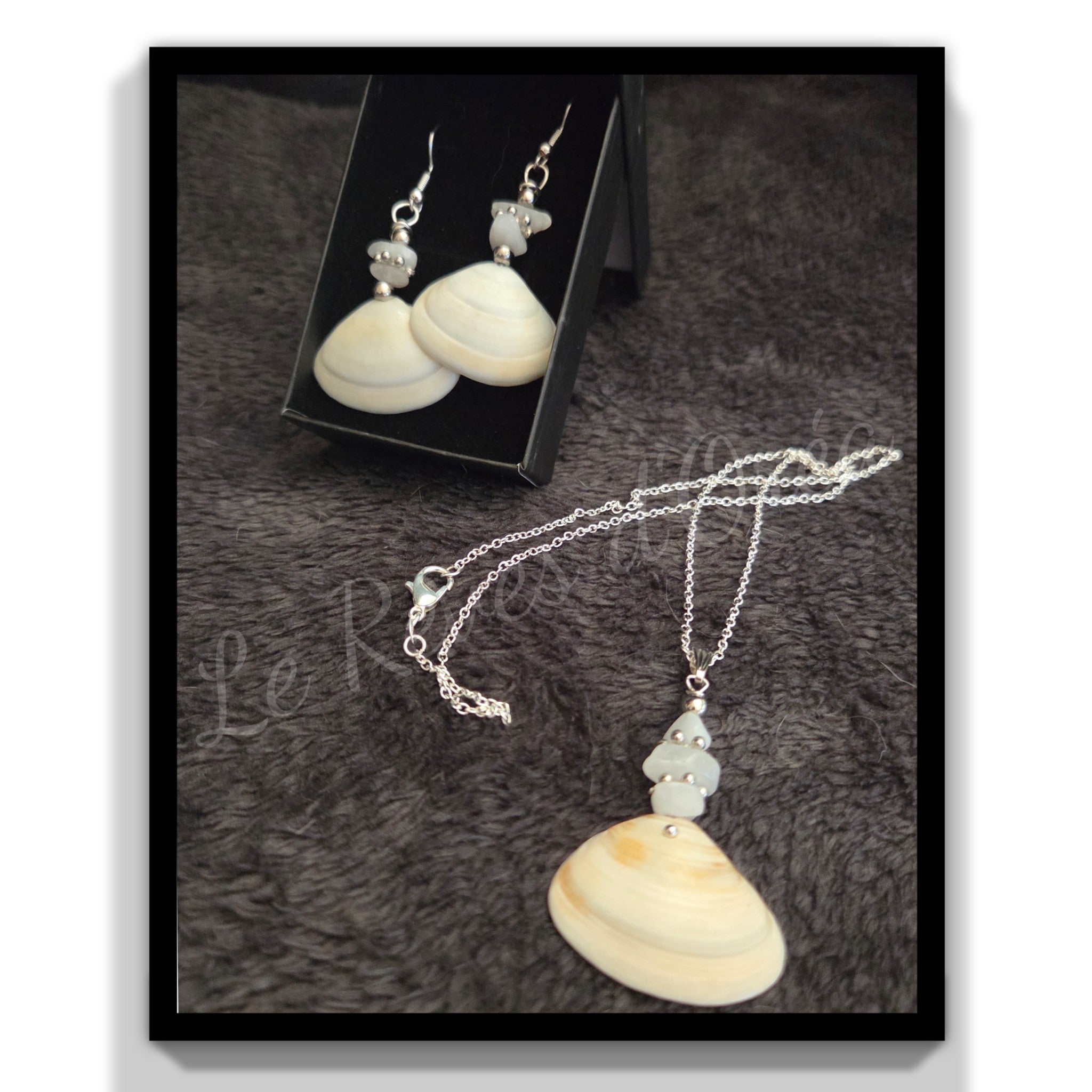 🐚 Océalia 🐚
Parure coquillage & pierres naturelles.  Un bijou né de l’océan… doux, lumineux et chargé de magie.