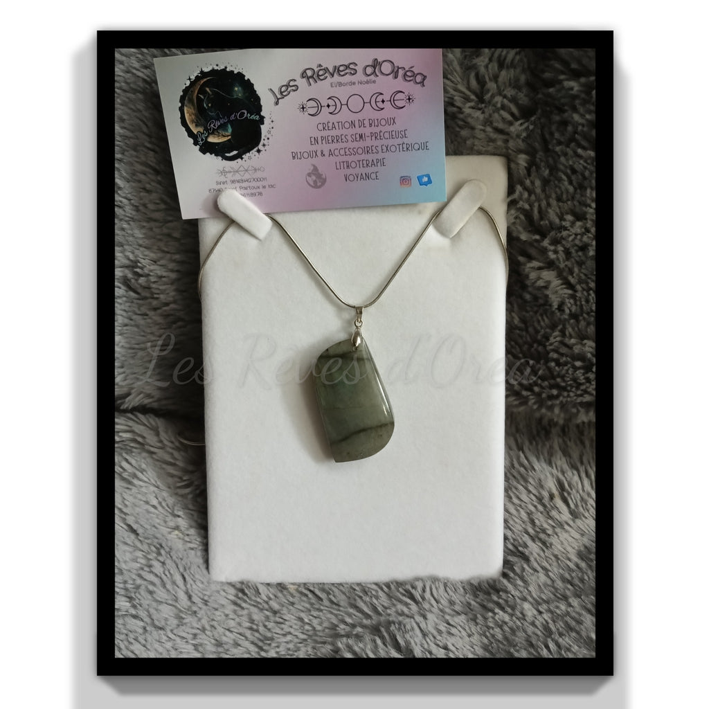 Le Voile des Mondes
Pendentif en Labradorite