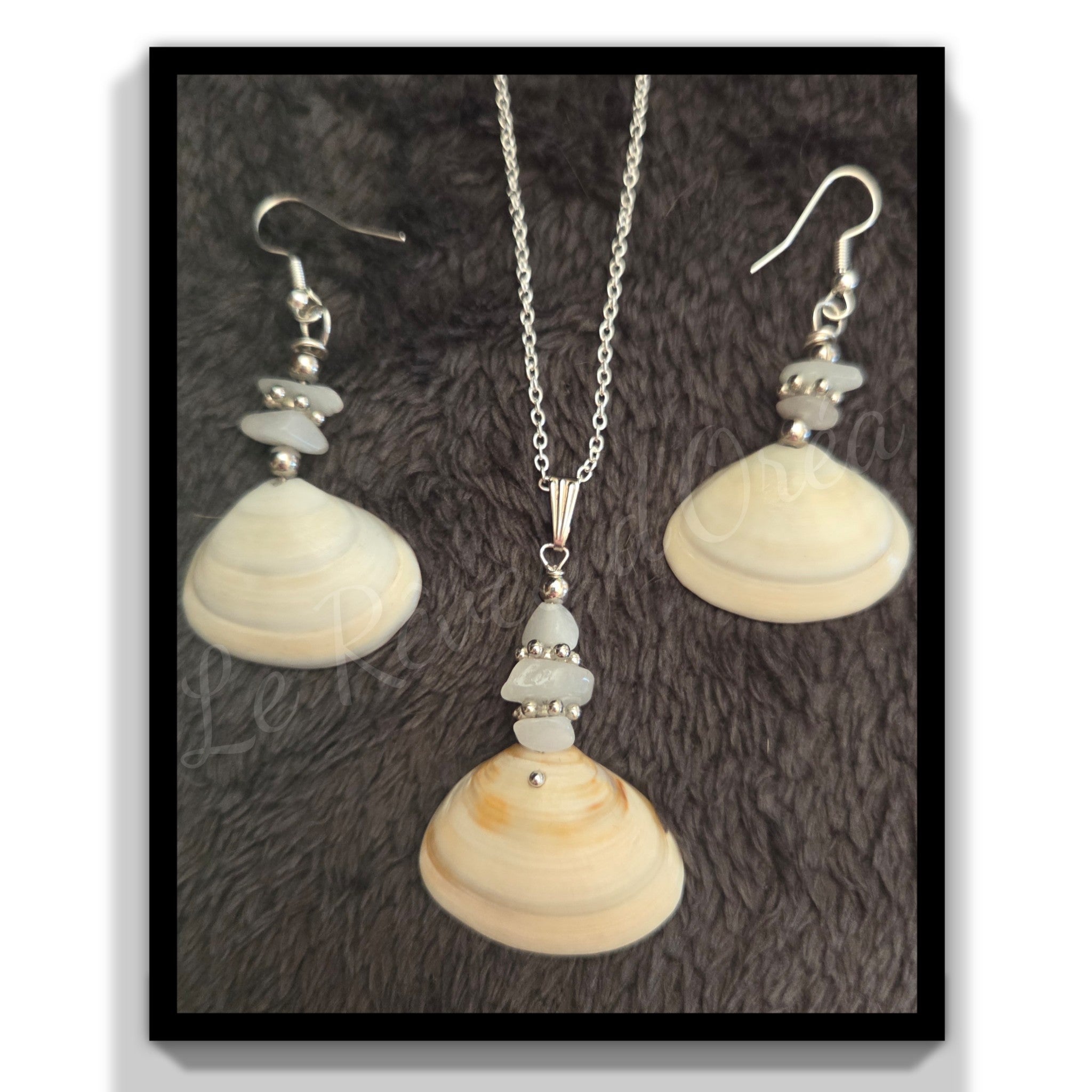 🐚 Océalia 🐚
Parure coquillage & pierres naturelles.  Un bijou né de l’océan… doux, lumineux et chargé de magie.