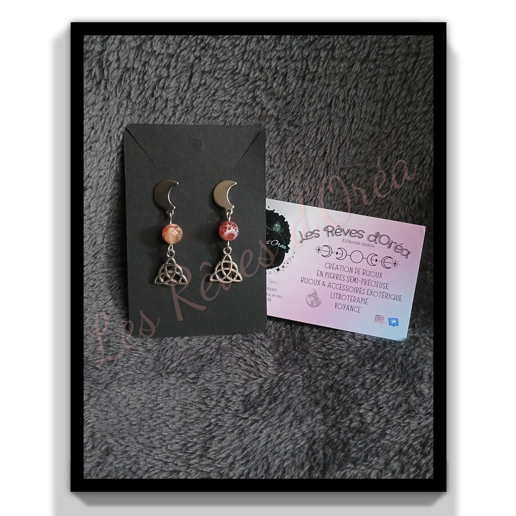 Les Lunes Ardentes d’Oréa 🔥
(Boucles d’oreilles en Agate de Feu & symbole sacré)