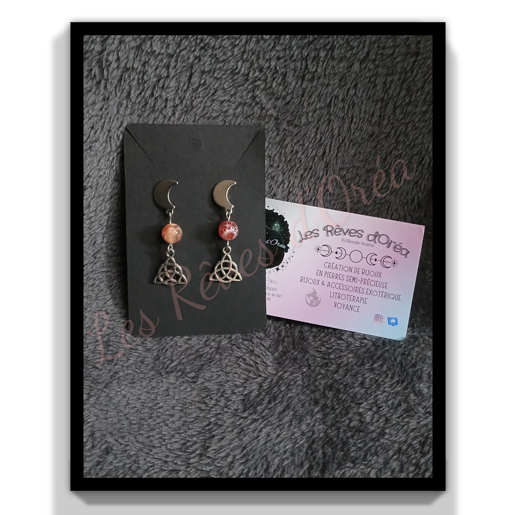 Les Lunes Ardentes d’Oréa 🔥
(Boucles d’oreilles en Agate de Feu & symbole sacré)